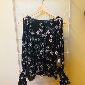 💐NWT Vince Camuto floral top with sleeve slits